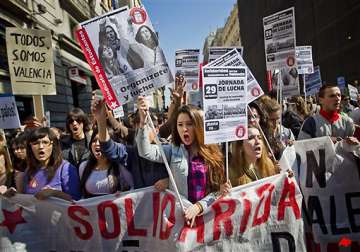 students police clash in spanish city barcelona