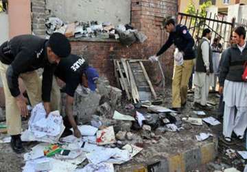 suicide bomber kills 8 in pakistan