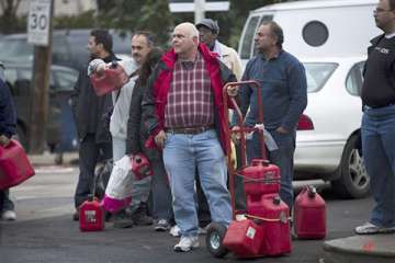 superstorm sandy new yorkers search for food water and electricity