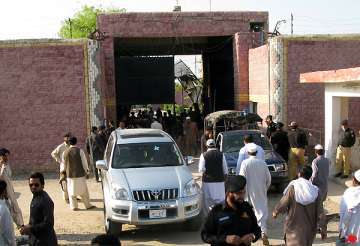 pak taliban free 400 prisoners in jail attack