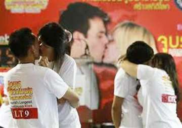 thai couples vie for guinness world record for longest kiss