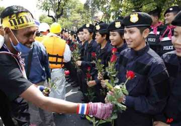 thailand protests ease as police lift key barricades