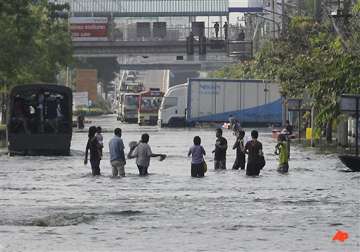 thai pm flooding won t devastate central bangkok