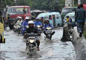 thousands displaced 27 dead in indonesian floods