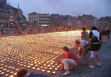 thousands help form giant candle star for charity in portugal