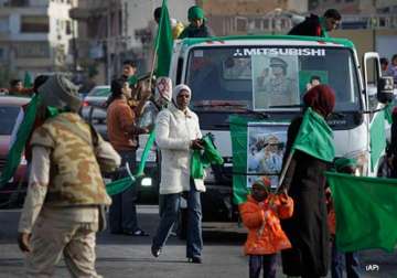 thousands of supporters reach military camp to protect gaddafi