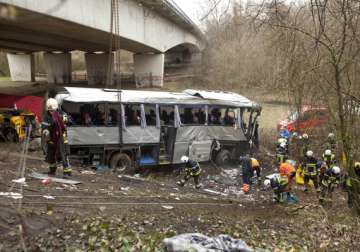 train hits bus in us 10 injured