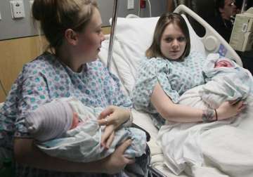 twin mothers in us give birth to boys the same day