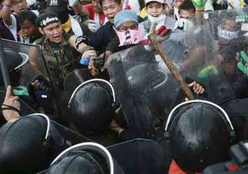 5 die in thai anti government clashes pm flees police complex