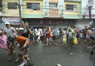 phillipines typhoon over 10 000 feared dead 4.4 million homeless