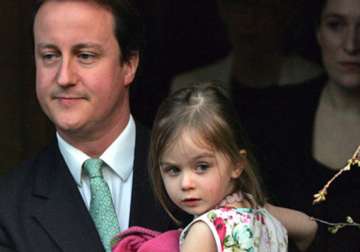 uk pm cameron leaves 8 year old daughter in pub