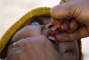 un suspends polio drive in pakistan after killings