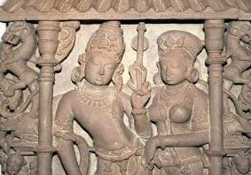 us returns three stolen ancient sculptures to india