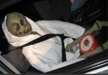 us man uses plastic human skeleton to beat traffic violation