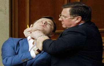 ukraine parliament speaker grabs his deputy s throat to stop him from speaking