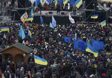 ukrainian protesters besiege government buildings
