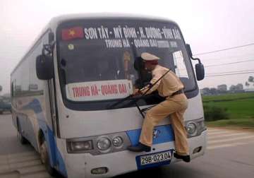 vietnamese traffic cop risks life to challan bus driver