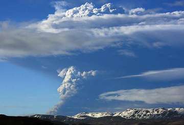 volcano erupts in iceland sends ash 20 km into air