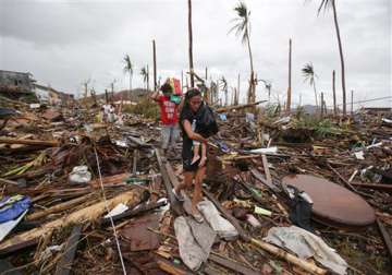 watch in pics how killer typhoon killed nearly 10 000 people in philippines