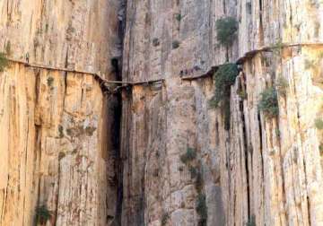 watch in pics the most dangerous pathway in the world