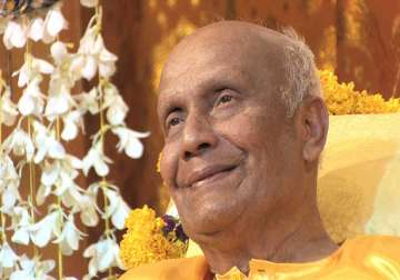 world s longest garland honours indian spiritual guru in us
