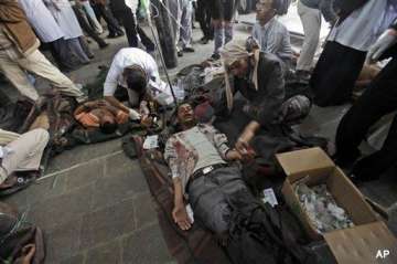 yemen police fires on protesers 2 killed