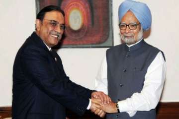 zardari formally invites manmohan singh to visit pakistan