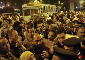 80 hurt in night clashes at cairo s tahrir square