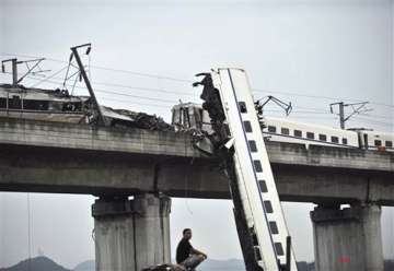 33 killed as china s bullet trains collide