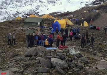 9 climbers killed 6 missing in nepal avalanche