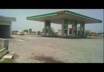 17 die in pakistan petrol station attack