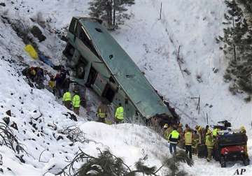 9 killed in tour bus crash along us highway