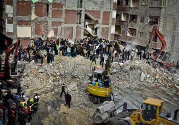 25 people killed in egypt building collapse