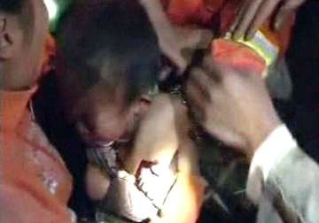 4 year old girl rescued from well in china