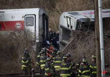 4 dead 63 injured as metro train derails in new york