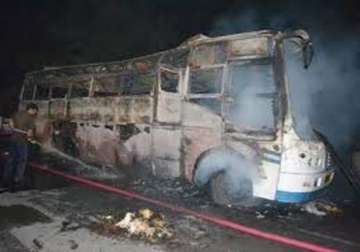 17 killed in bus truck collision in pakistan