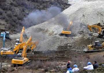 83 people buried in tibet landslide no survivor found