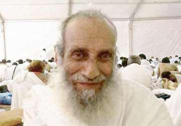 80 year old cleric in saudi performs 60 hajjs
