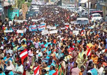 20 000 indian fishermen stage protest against sri lanka