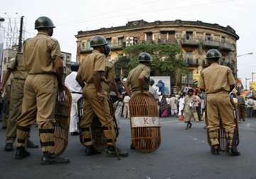 kolkata race course new year day race disrupted by stable hands 100 held