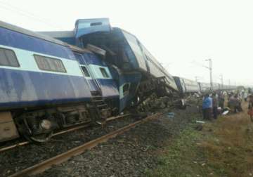 3 dead 37 injured as mangala express derails near nashik