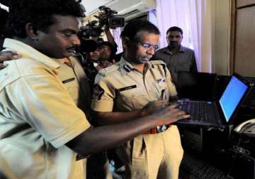 9 held from mumbai for cheating people by posing as cops