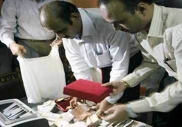 2 kg gold rs 14 lakh cash seized from asst commissioner excise in indore by lokayukta unaccounted assets rs 2 cr