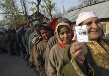 28 pc voter turnout in anantnag 24 injured in violence