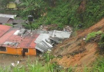 15 people feared trapped in landslide near munnar in kerala