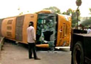 10 school children injured in delhi road accident