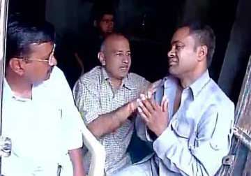 aap leader kejriwal visits house of autorickshaw driver who slapped him