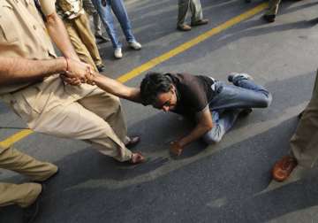 aap workers assaulted by cops kejriwal to move sc