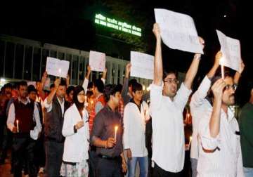 aiims resident doctors hold candle march