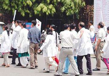aiims safdarjung docs come out in support of hazare